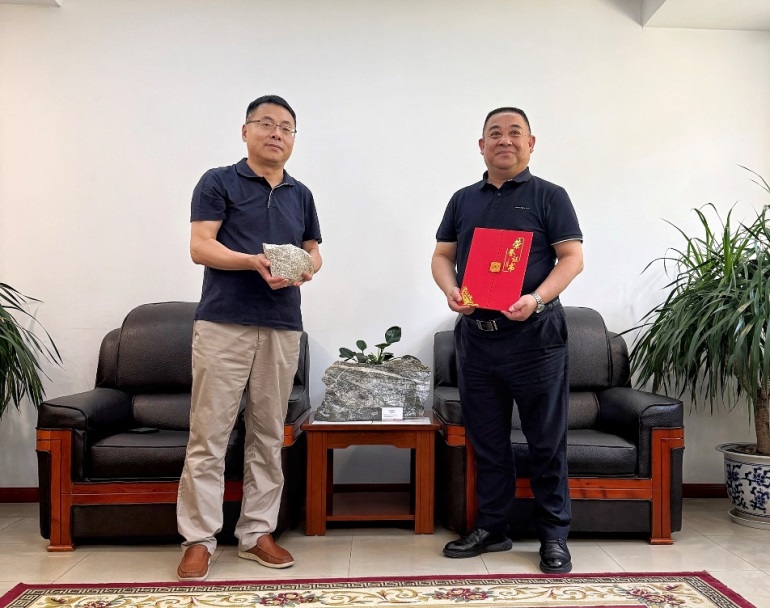 张玉光副馆长为朋礼常董事长颁发荣誉证书