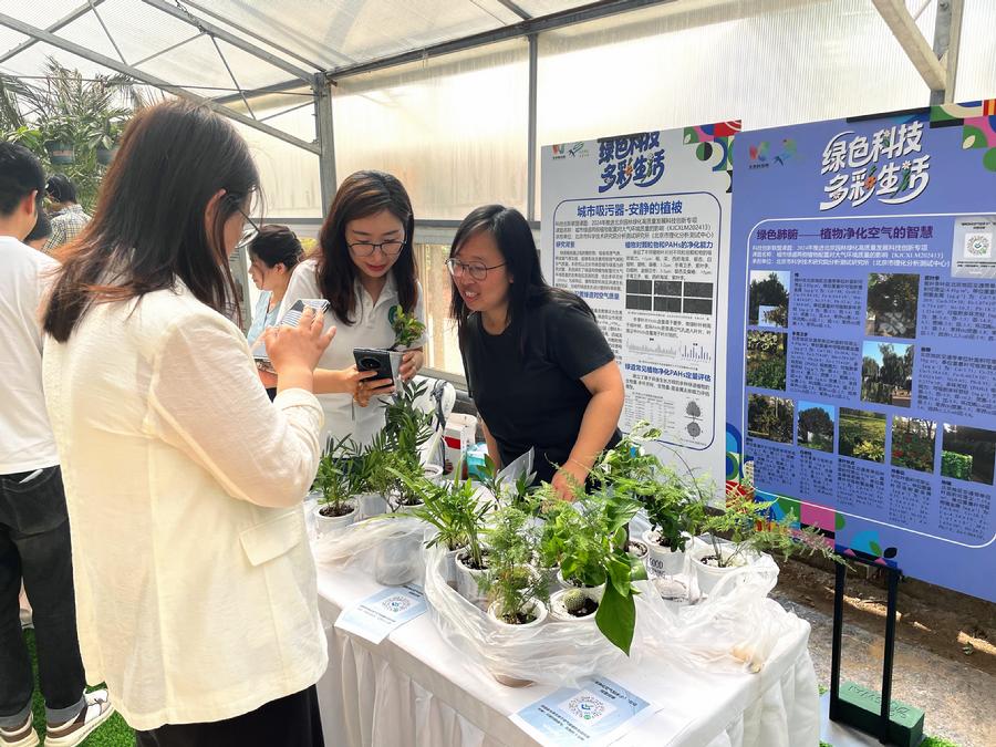 与公众热切交流