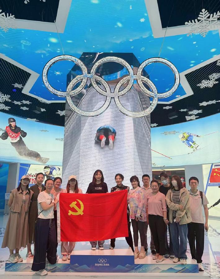 支部党员和群众活动合影