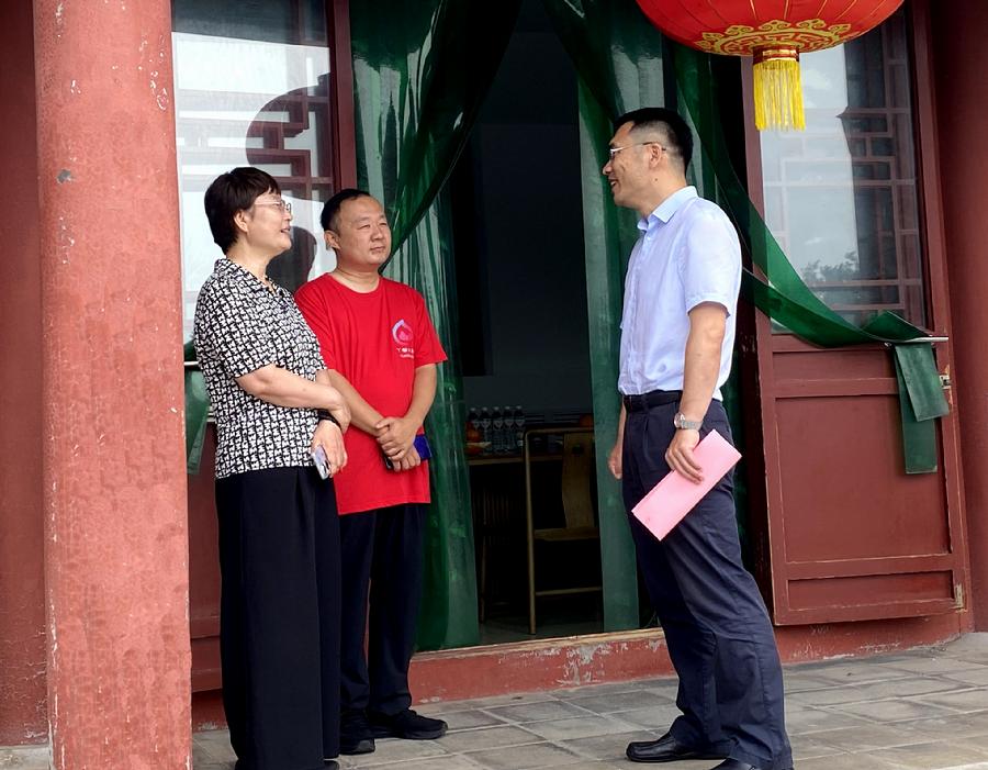 闫玲芳、张旭与刘家店镇党委书记于群亲切交谈