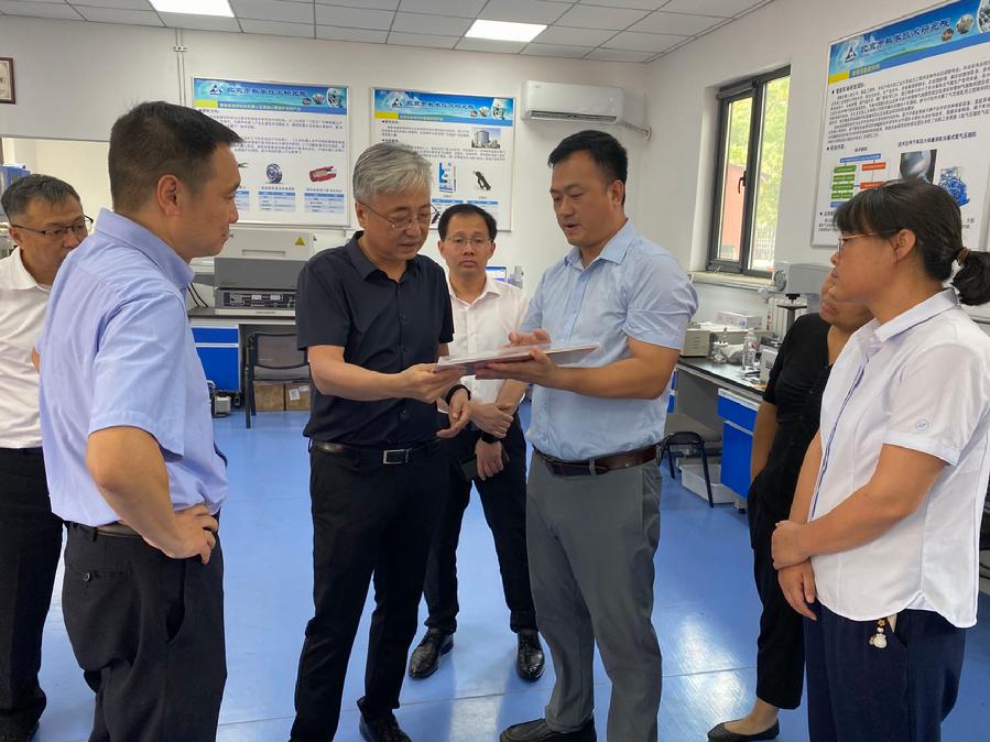 调研智能装备实验室