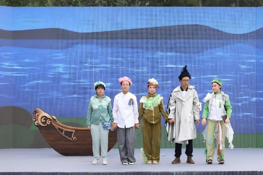 北京市五十五中的孩子们表演科普剧