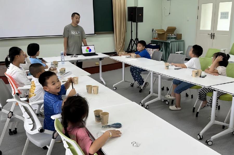 《神奇的变色》科学小实验深受儿童欢迎