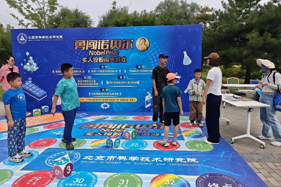 积极参与科普游戏的孩子们