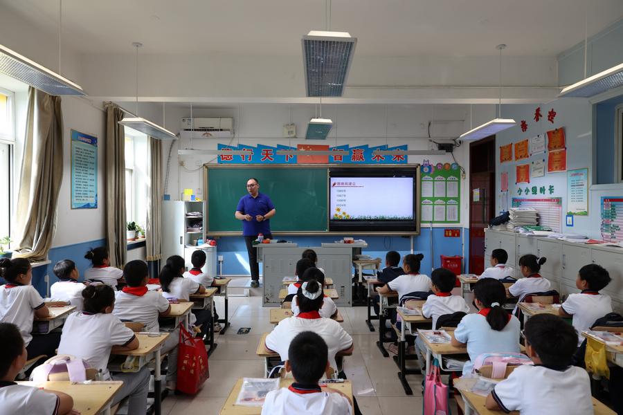 科学教师在讲授《南囿秋风》STEAM课程