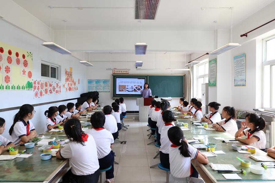 科学教师在开展《植物拓印》手工课程