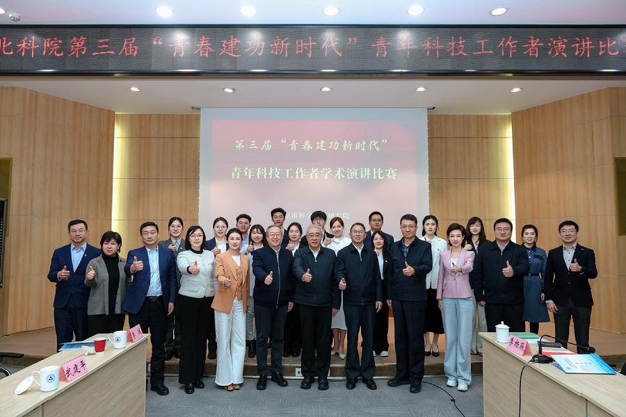 领导嘉宾与选手合影