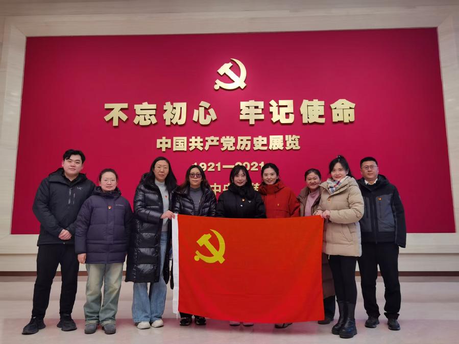 支部党员群众合影2