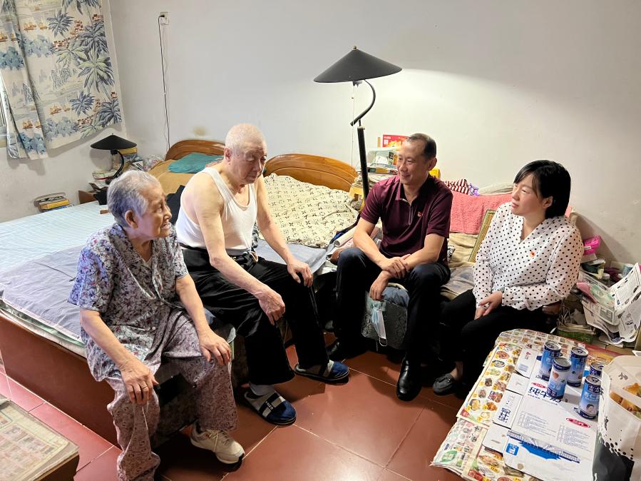 看望慰问离休老党员周国柱