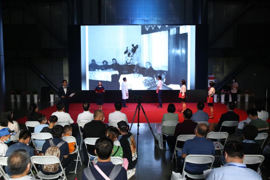 北京自然博物馆职工表演的情景诗朗诵《精神丰碑》