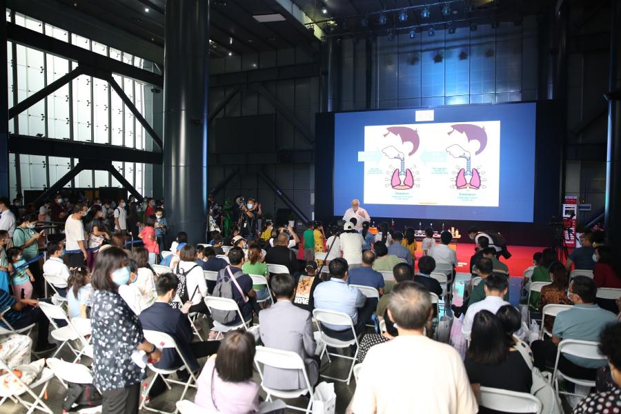 戴伟博士在现场为观众展示化学实验