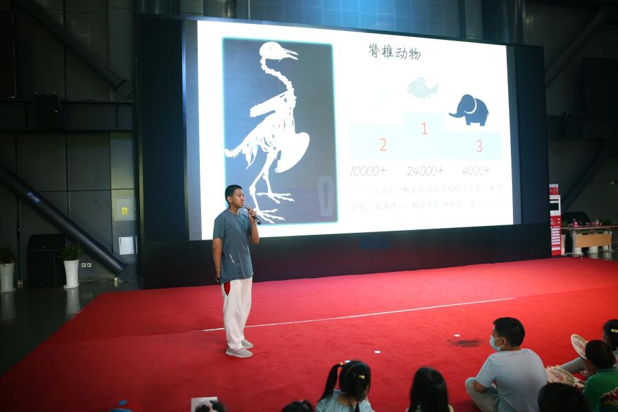 人大附中经开学校学生王一心讲述《邂逅我们身边的鸟》