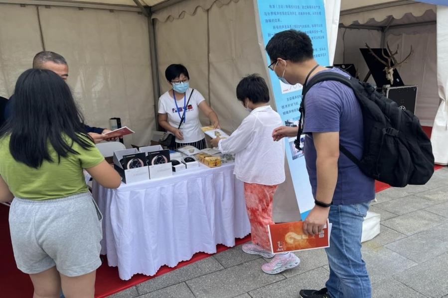 专家为公众介绍防噪音耳机使用方法