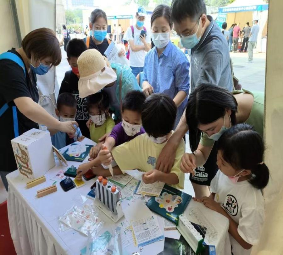 孩子们在体验“细菌大作战”文创产品